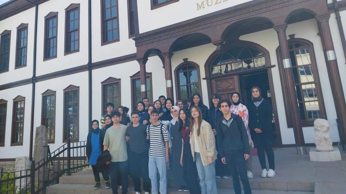Kütüphaneler Haftası etkinlikleri kapsamında okulumuz 10. Sınıf öğrencilerimizle Çankırı muzesi ,Tarihi çamaşırhane, Radyo Müzesi  ve kültür evini ziyaret  ettik.